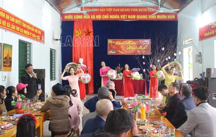 Sau lễ chào cờ, mọi người cùng nghe chương trình văn nghệ và báo cáo kết quả thôn đạt được trong năm 2023.