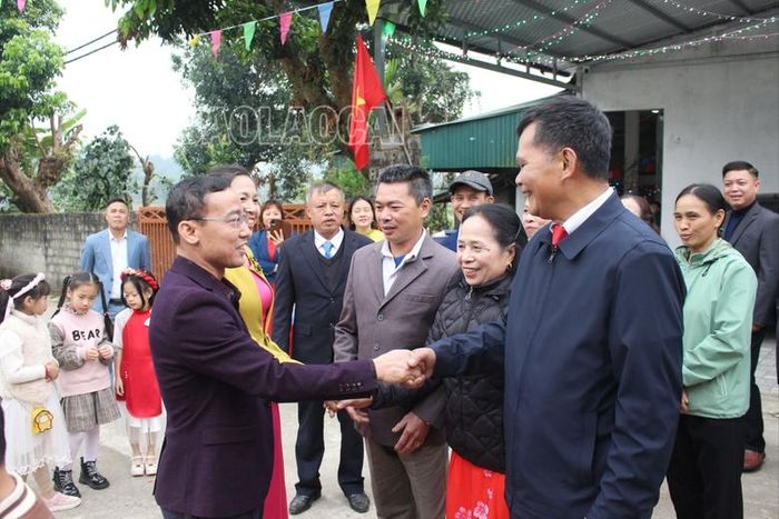 Đồng chí Nguyễn Văn Tuấn, Bí thư Đảng ủy xã Cốc San đến chúc tết người dân và tham dự lễ chào cờ đầu năm.