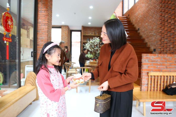 Khách đến "xông nhà" mừng tuổi cho trẻ nhỏ lấy may trong năm mới.