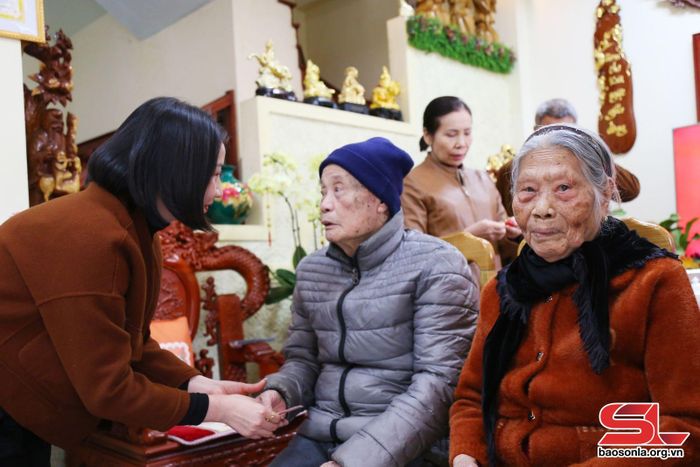 Khách đến "xông nhà" chúc tết, mừng tuổi người già trong gia đình.