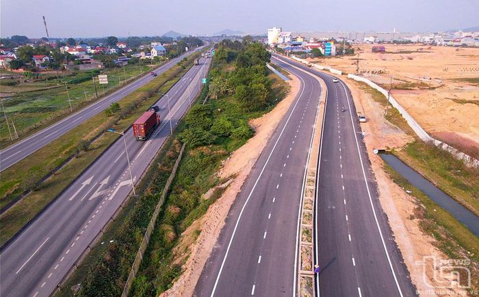Dự án nâng cấp, mở rộng đường gom đoạn từ nút giao Yên Bình đến Khu công nghiệp Yên Bình (TP. Phổ Yên) đã cơ bản hoàn thành.