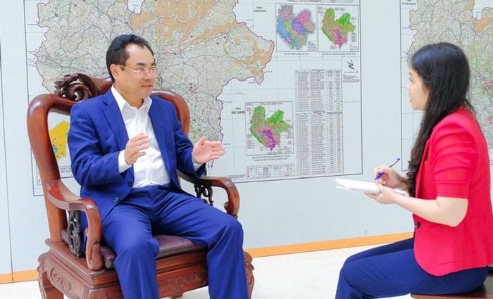 Đồng chí Chủ tịch UBND tỉnh Trịnh Việt Hùng trả lời phỏng vấn phóng viên Báo Thái Nguyên.