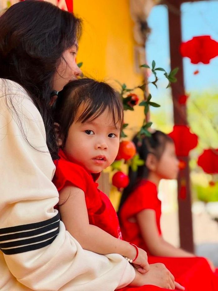 Bé theo mẹ đi chùa