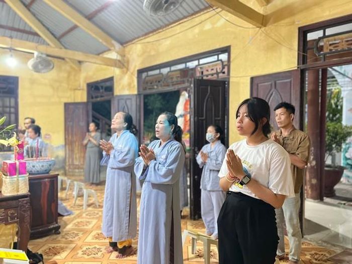 Phật tử tham dự khóa lễ