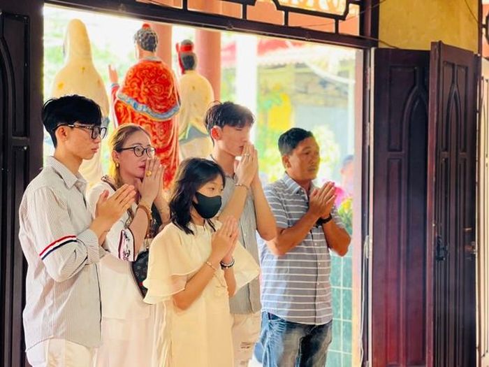 Gia đình hướng Phật ngày xuân