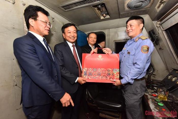 Có mặt tại ga Hà Nội, Thứ trưởng Bộ Giao thông Vận tải Nguyễn Danh Huy đã tới động viên và tặng quà cho nhân viên trên tàu SE01.