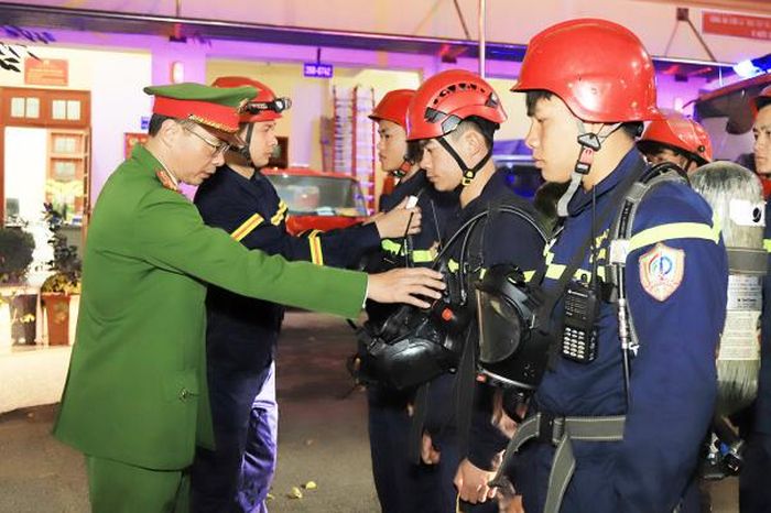 Cảnh sát PCCC và CNCH Công an tỉnh chuẩn bị sẵn sàng trước mọi tình huống trong đêm giao thừa Tết Giáp Thìn 2024