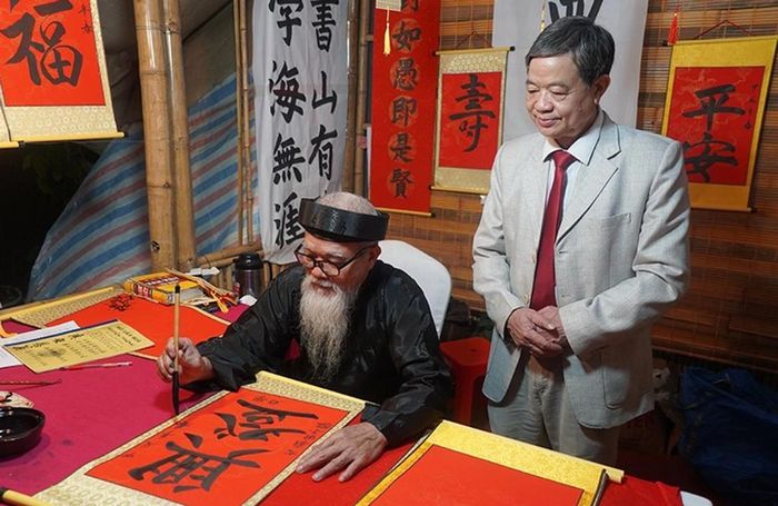 Xin chữ đầu năm - nét đẹp văn hóa của người Việt. Ảnh: P.B