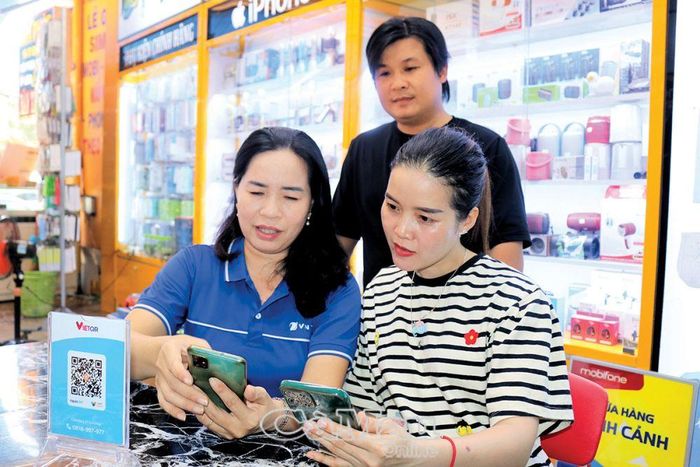 Con số ấn tượng nhất sau 1 năm triển khai đề án không dùng tiền mặt của tỉnh chính là, các doanh nghiệp viễn thông đã cung cấp trên 100 ngàn tài khoản sử dụng dịch vụ Mobile Money, trên 25 ngàn tài khoản sử dụng dịch vụ chữ ký số công cộng cho người dân.
