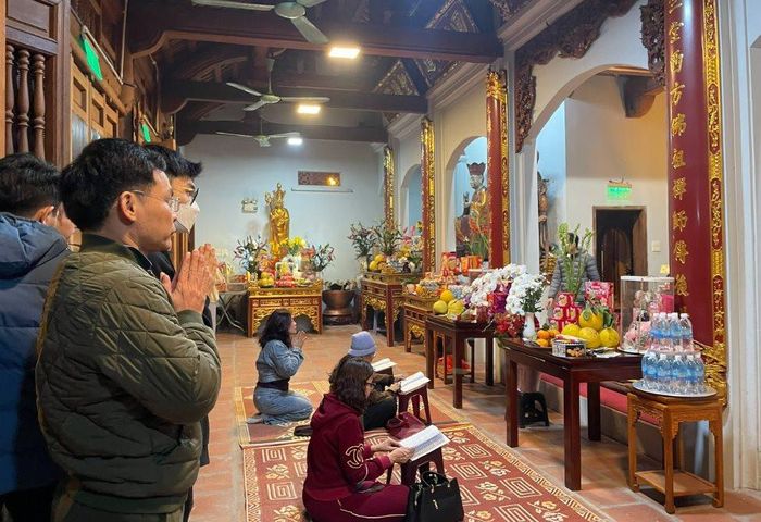 Đông đảo người dân thắp hương kính lễ tại di tích đình - chùa Trường Lâm (phường Việt Hưng, quận Long Biên) ngay sau thời khắc Giao thừa.