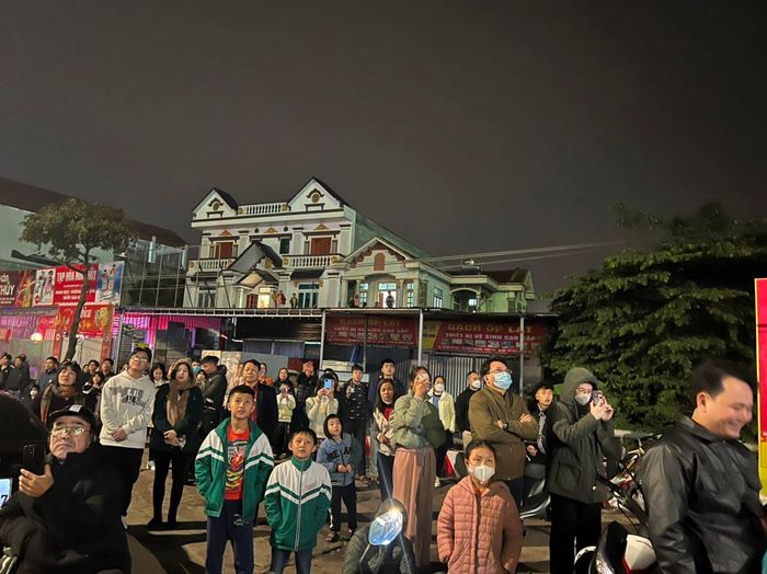 Rất đông người dân huyện Phúc Thọ tập trung cùng nhau để xem pháo hoa trong giờ phút Giao thừa.