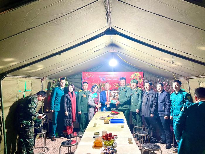 Lãnh đạo phường Lê Đại Hành (quận Hai Bà Trưng) tặng quà, động viên những người làm nhiệm vụ tại lều chỉ huy của trận địa pháo tại đảo Dừa trong Công viên Thống Nhất.