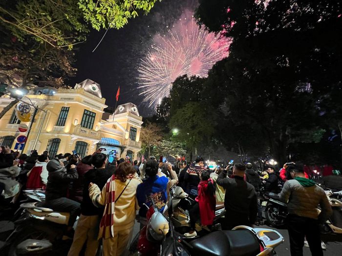 Màn pháo hoa hứa hẹn một năm mới hạnh phúc, bình yên.