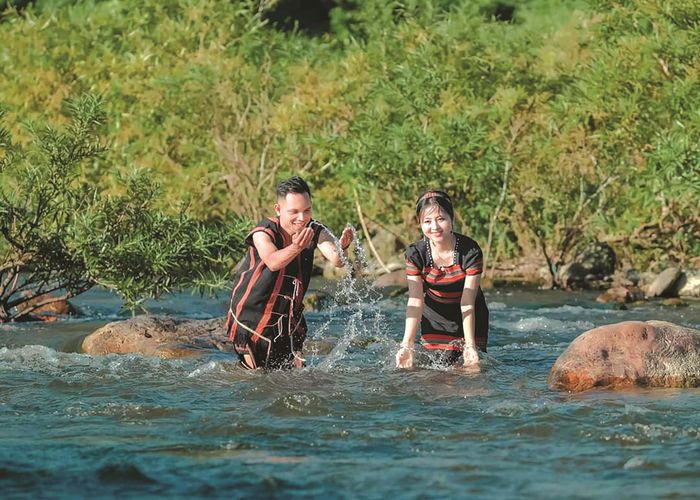 Nam thanh nữ tú người Cơ Tu trong trang phục truyền thống. Ảnh: A Lăng Hồng.