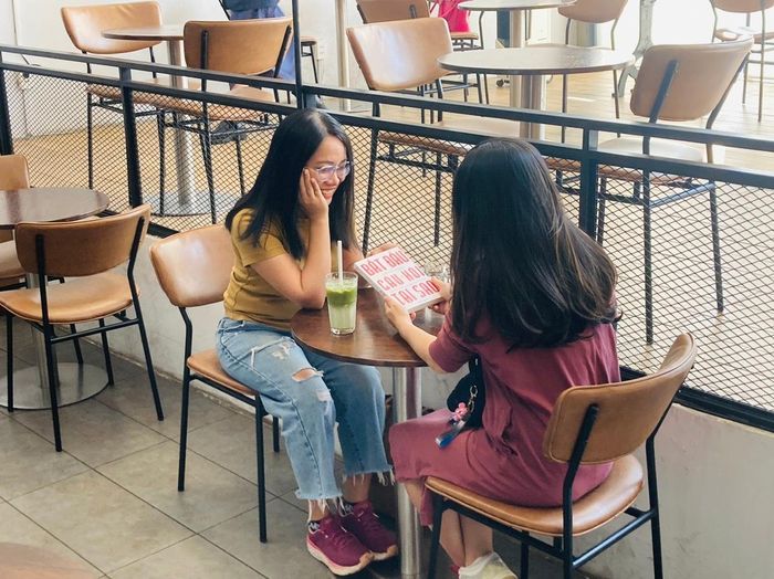  Chị Trâm cho biết nhờ "cái cớ" lì xì sách mà chị và bạn đã có một buổi nói chuyện về sách và cuộc sống thật chất lượng. 