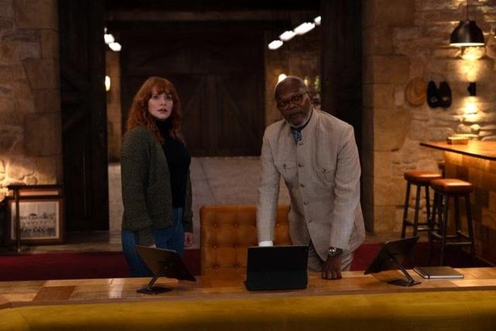 Bryce Dallas Howard và Samuel L. Jackson (phải)