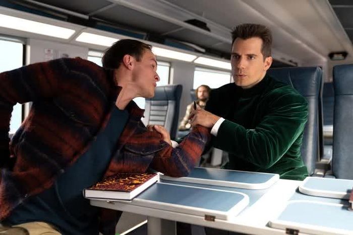 Điệp viên Argylle do Henry Cavill (phải) đóng
