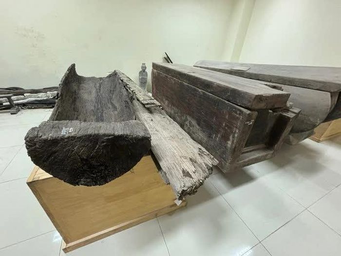 Thân cây làm mộ táng đang được lưu giữ tại Bảo tàng tỉnh Hưng Yên