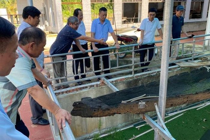 TS Nguyễn Việt giới thiệu với người làng Động Xá hiện vật khai quật đang được bảo quản tại Trung tâm Tiền sử Đông Nam Á