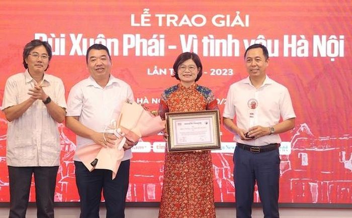 Ông Ngô Hà Thái, nguyên Phó tổng giám đốc TTXVN, trao giải Ý tưởng - Vì tình yêu Hà Nội cho đại diện Thành ủy Hà Nội và Trường Đại học Thủ đô Hà Nội. Ảnh: Hòa Nguyễn
