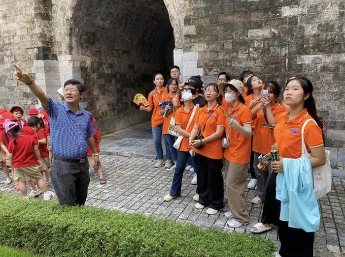 Sinh viên khoa Văn hóa - Du lịch, Đại học Thủ đô Hà Nội học tập thực tế tại Hoàng Thành Thăng Long