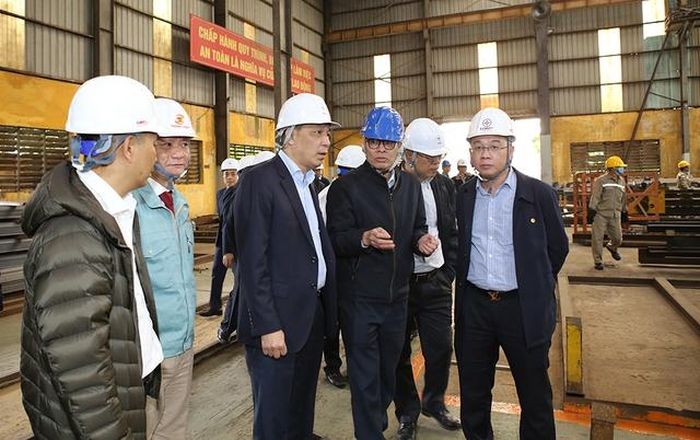 Chủ tịch HĐTV EVN Đặng Hoàng An và lãnh đạo EVNNPT kiểm tra công tác cung cấp cột thép của Công ty CP Tập đoàn Thành Long -Ảnh:VGP/ Toàn Thắng