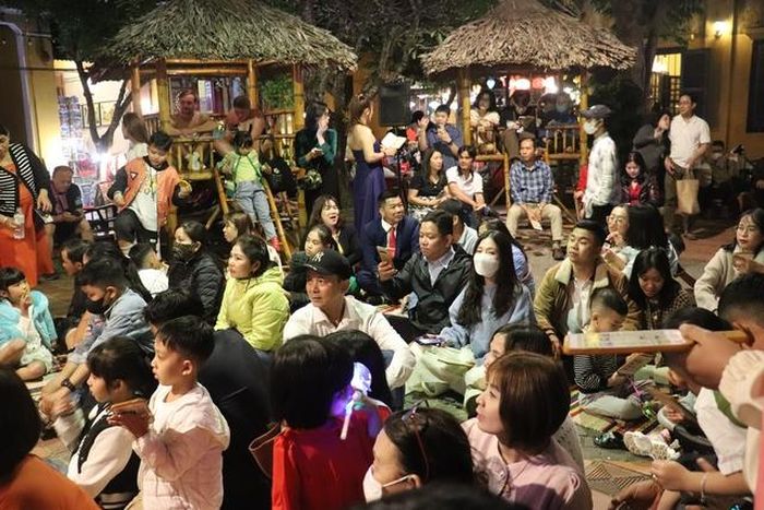 Những bài hò có nội dung ca ngợi vẻ đẹp quê hương, đất nước, sự gắn kết trong cộng đồng và cả những bài học đạo đức truyền thống tốt đẹp của người Việt Nam. Điều thú vị nhất khi tham gia bài chòi Hội An không phải là sự thắng thua mà chính là những nụ cười sảng khoái, những thanh âm vui vẻ đọng lại sau mỗi đêm.