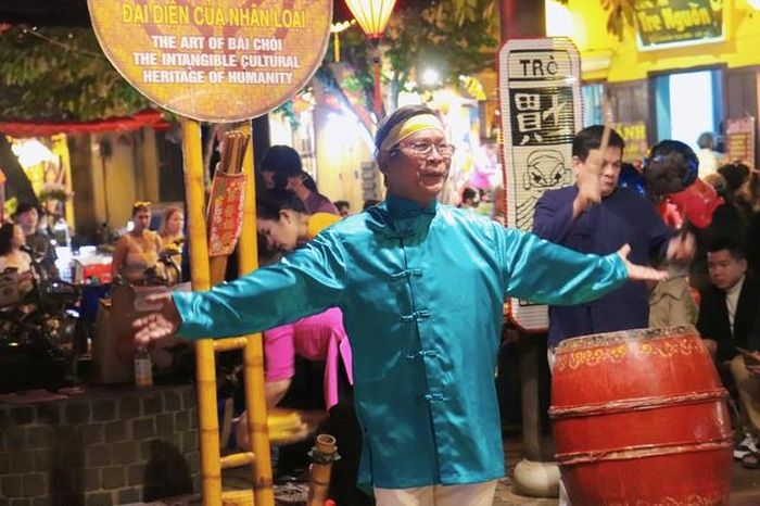 Nghệ nhân ưu tú Lương Đáng đã có hơn 24 năm gắn bó với hoạt động bảo tồn, phát huy di sản văn hóa bài chòi. Ông là người hát bài chòi chính trong "Đêm phố cổ" từ năm 1999.