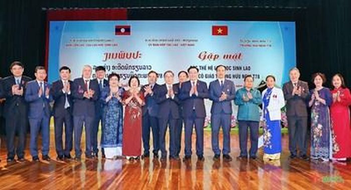 Chủ tịch Quốc hội Vương Đình Huệ, Chủ tịch Quốc hội Lào Saysomphone Phomvihane cùng các thầy, cô giáo Trường Hữu nghị T78 và đại biểu dự cuộc gặp mặt.