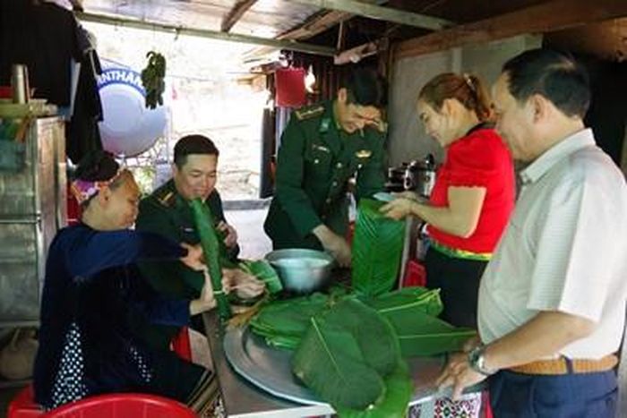 Quân dân cùng gói bánh chưng.