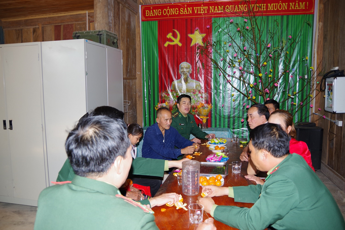 Cán bộ và nhân dân các bản giáp biên giới đến thăm hỏi, động viên cán bộ, chiến sĩ Đồn biên phòng Mỹ Lý. 