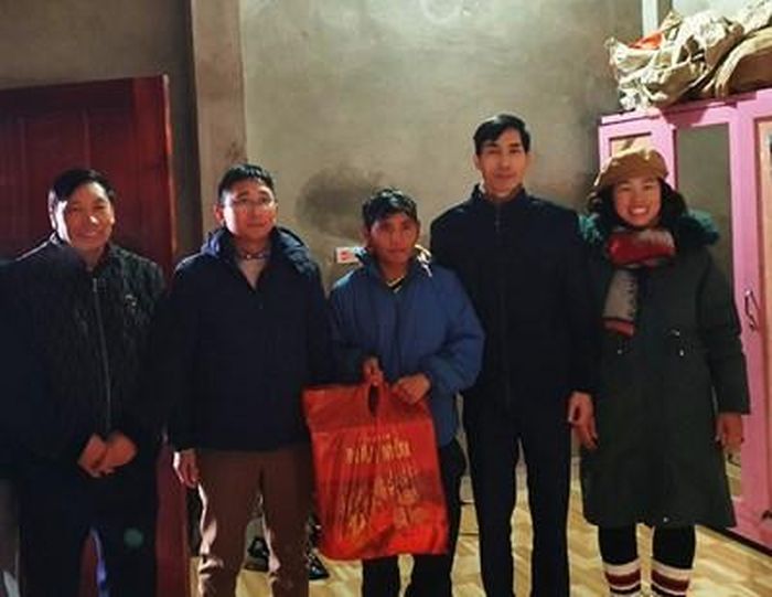 Cấp ủy, chính quyền xã Nàn Sín, huyện Si Ma Cai, tỉnh Lào Cai thăm, tặng quà các hộ gia đình khó khăn nhân dịp Xuân Giáp Thìn 2024.