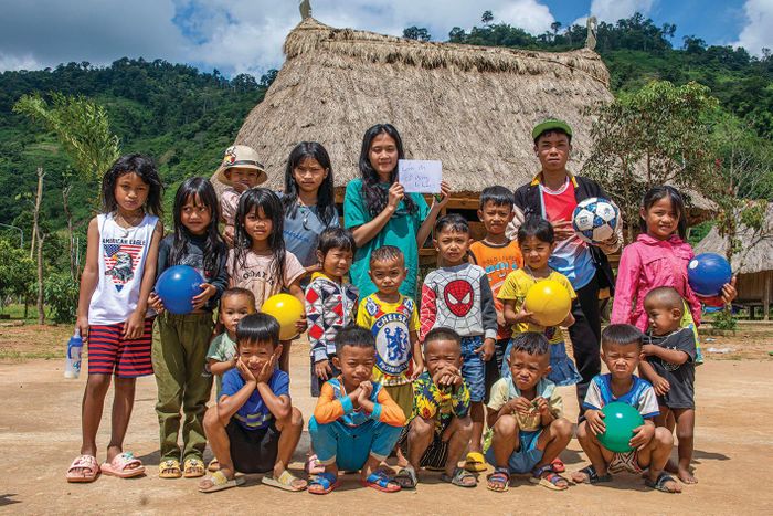 Các cô bé, cậu bé trên dãy Trường Sơn vui nhất là khi được tặng bóng đá. Ảnh: Văn Chương