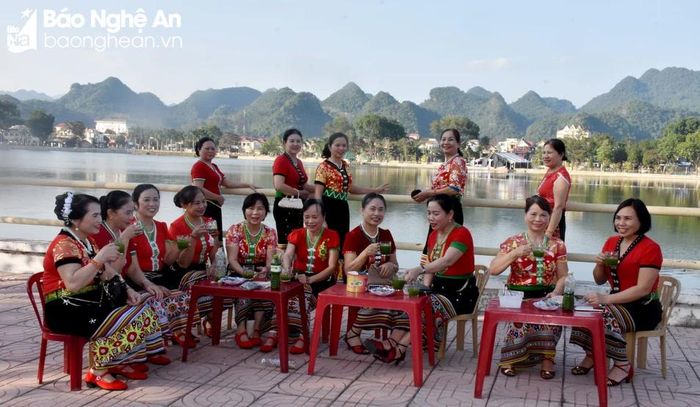  Những ngày đầu Xuân năm mới, đồng bào Thái ngồi nhâm nhi bát nước chè đâm và ghi lại những khoảnh khắc đẹp nhất. Ảnh: Thu Hương 