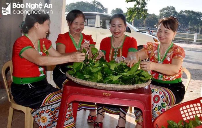  Những ngày Tết, đồng bào sum vầy cùng làm chè đâm. Ảnh: Thu Hương 