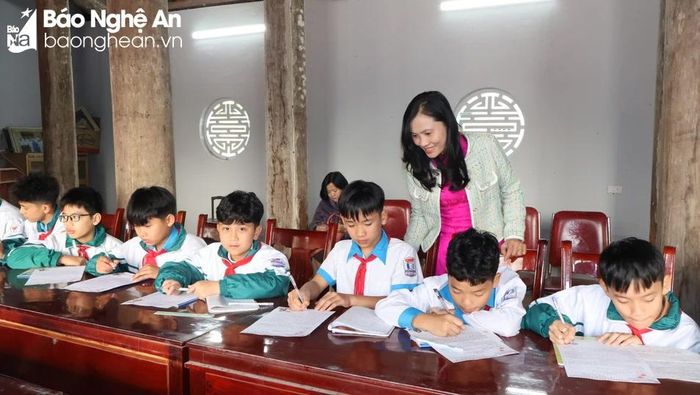 Các em học sinh sáng tác những bài thơ, đoạn văn nói về sự kiện Khai trương du lịch làng Quỳnh năm 2023. Ảnh: Việt Hùng 