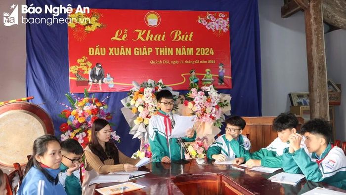  Học sinh trình bày 'tác phẩm' của mình. Ảnh: Việt Hùng 
