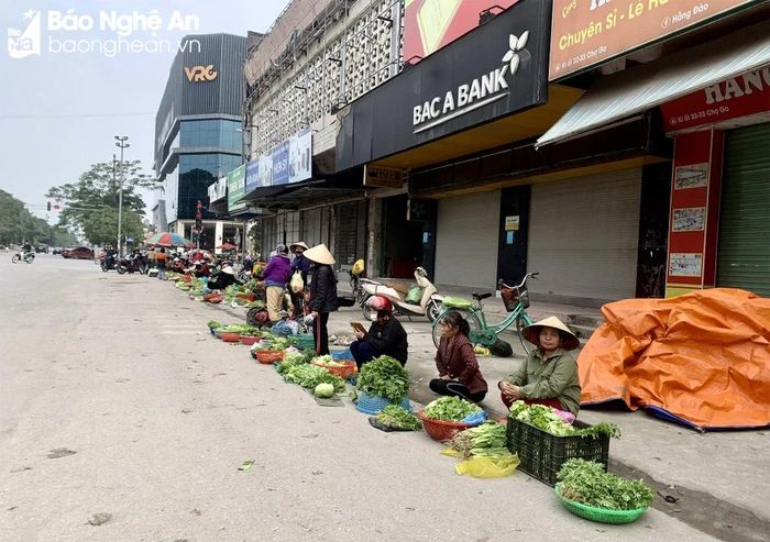  Nhiều loại thực phẩm được bày bán tại chợ ga Vinh. Ảnh: Phú Hương 