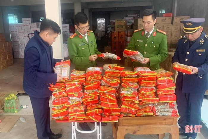 Lực lượng QLTT phối hợp Công an huyện Cẩm Xuyên thu giữ hàng trăm gói miến quá hạn sử dụng trong kho hàng của ông T.H.T (xã Cẩm Bình, Cẩm Xuyên).