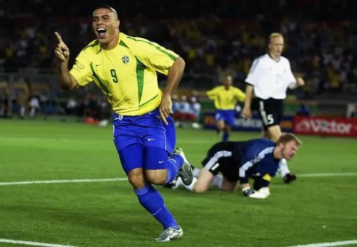 Ronaldo ăn mừng sau khi ghi bàn đầu tiên trong trận chung kết với Đức năm 2002. Ảnh: Getty Images