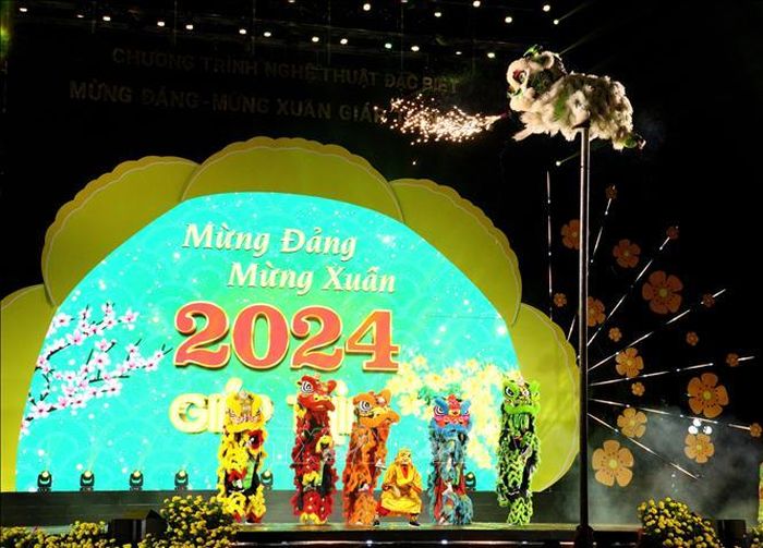 Tiết mục biểu diễn Lân Sư Rồng chào mừng năm mới trong chương trình văn nghệ đặc biệt chào đón giao thừa Xuân Giáp Thìn tại tỉnh Vĩnh Long.