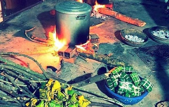 Nấu bánh chưng ngày Tết (Ảnh tư liệu)