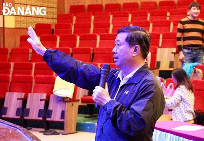 NSƯT Trần Ngọc Tuấn chỉ đạo dàn nhạc hòa tấu của Nhà hát tuồng Nguyễn Hiển Dĩnh. Ảnh: X.D