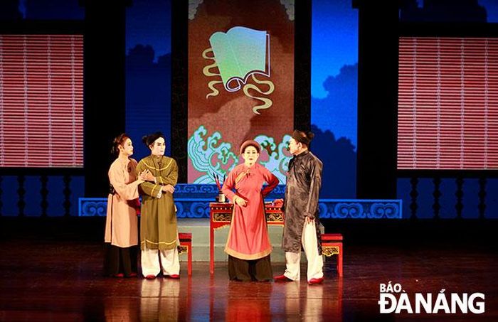 Các chương trình nghệ thuật của Nhà hát tuồng Nguyễn Hiển Dĩnh ngày càng đến gần hơn với người dân, du khách. Ảnh: X.D