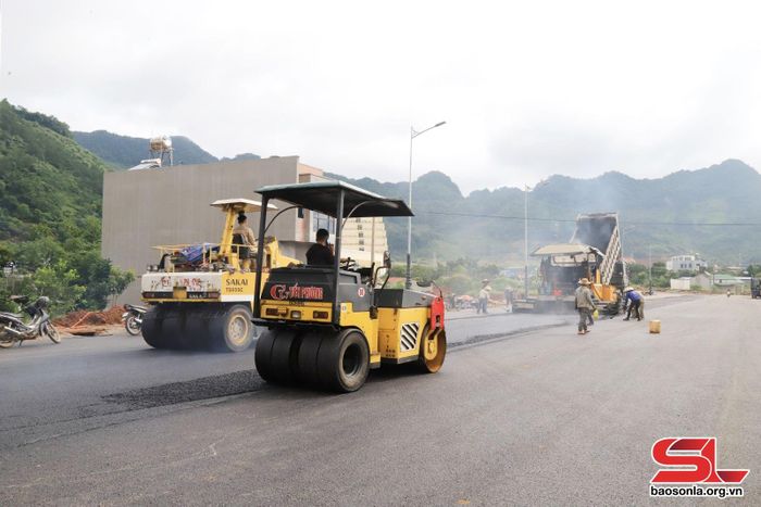 Thi công dự án đường nối quốc lộ 43 - quốc lộ 6 thị trấn Nông trường Mộc Châu.