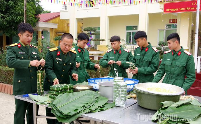 Cán bộ, chiến sĩ Đại đội 20, phòng Tham mưu, Bộ Chỉ huy Quân sự tỉnh gói bánh chưng ăn Tết tại đơn vị. Ảnh: Đăng Ninh