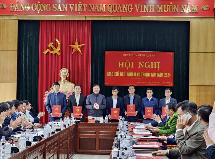 Ông Nguyễn Mạnh Hùng - Chủ tịch UBND huyện Bình Xuyên giao chỉ tiêu nhiệm vụ trọng tâm năm 2024 cho các đơn vị.