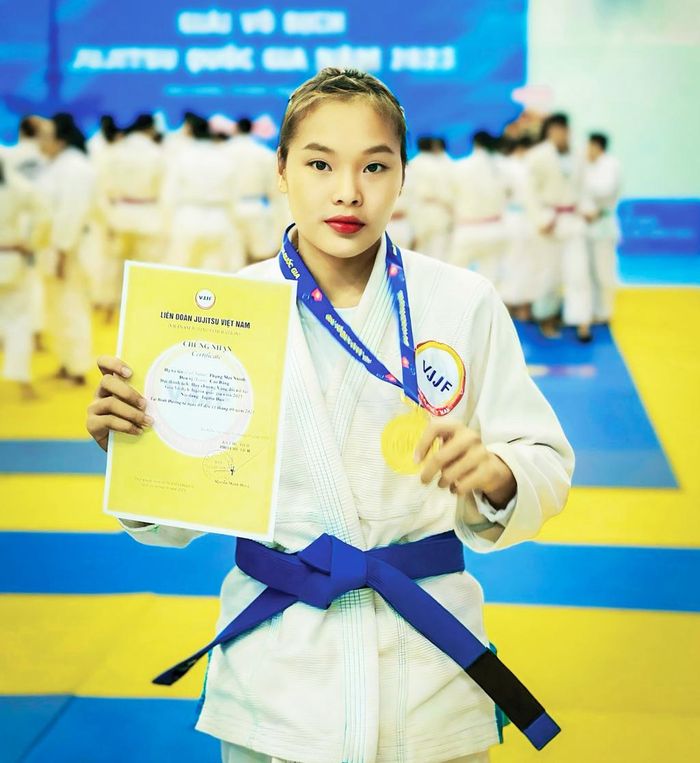 Vận động viên Phụng Mùi Nhình với tấm huy chương vàng Giải vô địch Jujitsu quốc gia năm 2023.