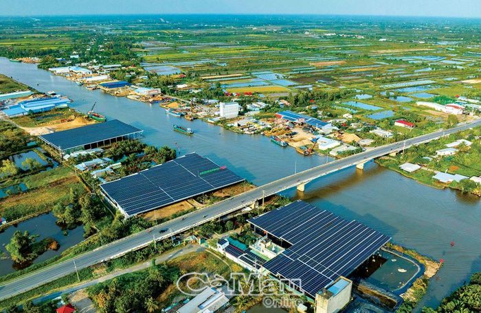 Cùng với điện khí, điện gió, điện mặt trời góp phần thúc đẩy kinh tế Cà Mau phát triển. (Trong ảnh: Khu điện năng lượng mặt trời xã Khánh An, huyện U Minh).