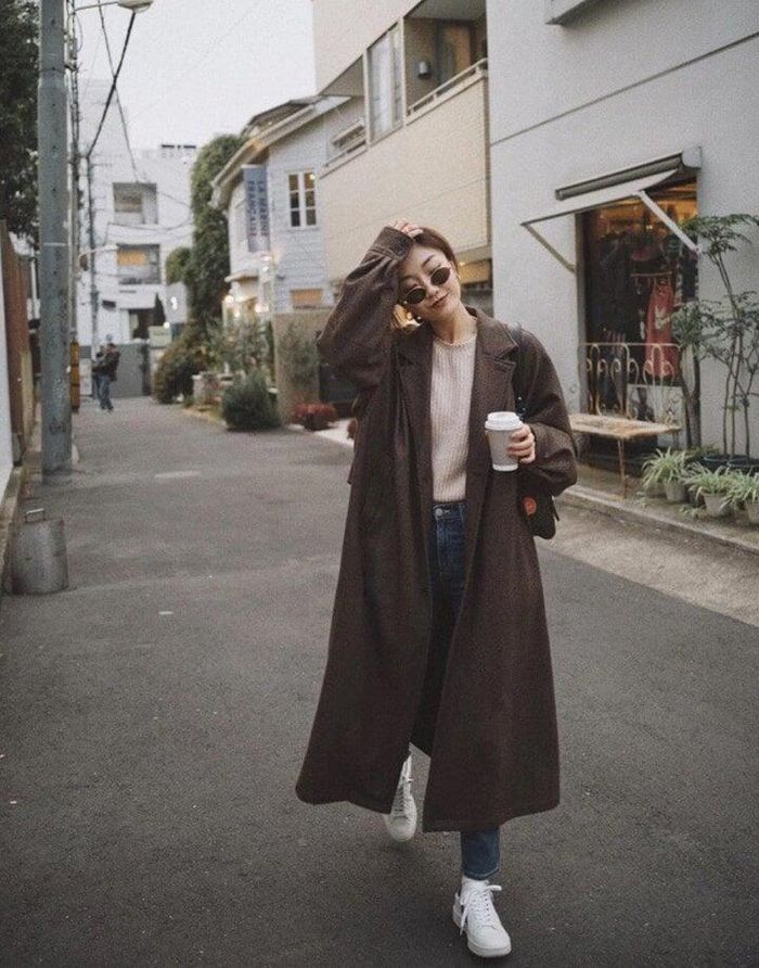 Giày sneaker rất ăn ý với sự thanh lịch của blazer, mang đến cho bạn một set đồ vừa trẻ trung, vừa thời thượng. 